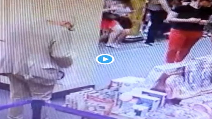 Video: Embajador de México en Argentina es sorprendido robando un libro