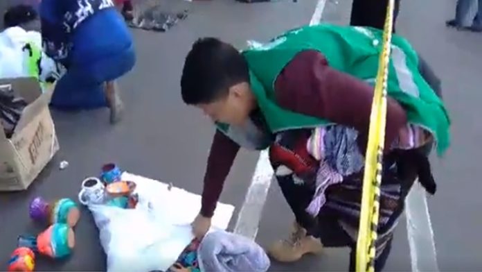 Video: Cesan a funcionarios que robaron productos a comerciantes indígenas  