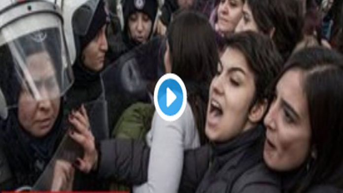 Videos: Reprimen representación “Un violador en tu camino” en Turquía