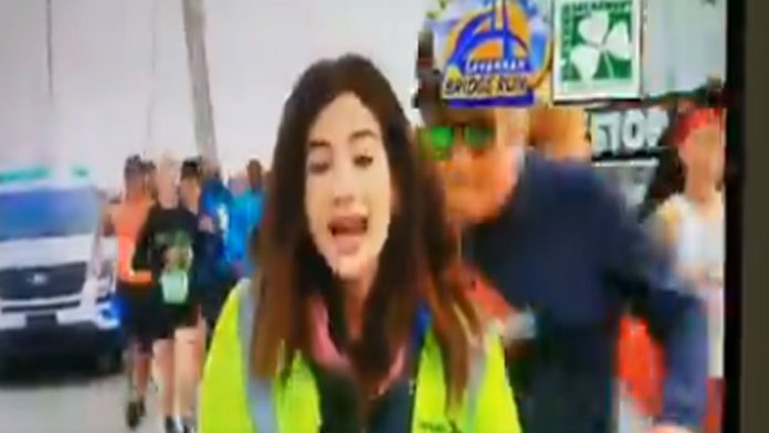 Video: Corredor le toca el trasero a reportera