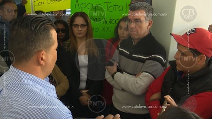 Con hartazgo y enojo, familiares de víctimas del accidente en la autopista Siglo XXI se manifiestan en aseguradora
