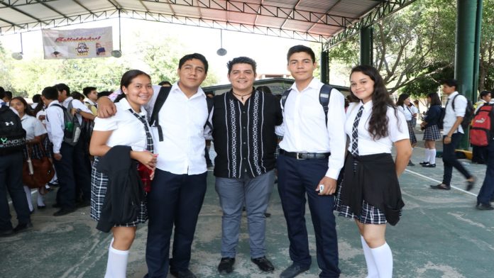 Toño Madriz participa en entrega de mil 039 Becas Benito Juárez a estudiantes de Bachillerato de Múgica
