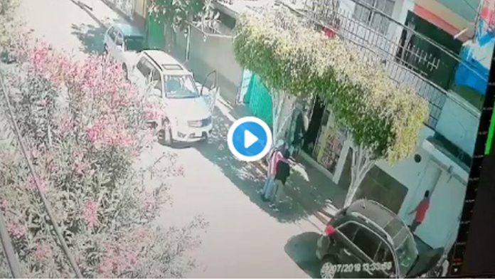 VIDEO (+18): Ejecutan a hombre mientras cargaba a un bebé