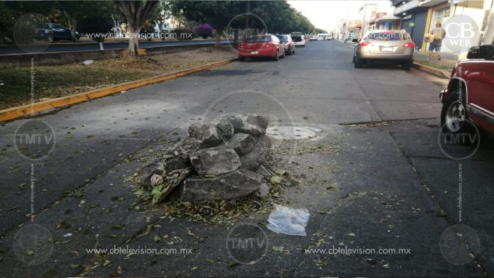 Piedras y escombro a mitad de la calle, en Calzada La Huerta