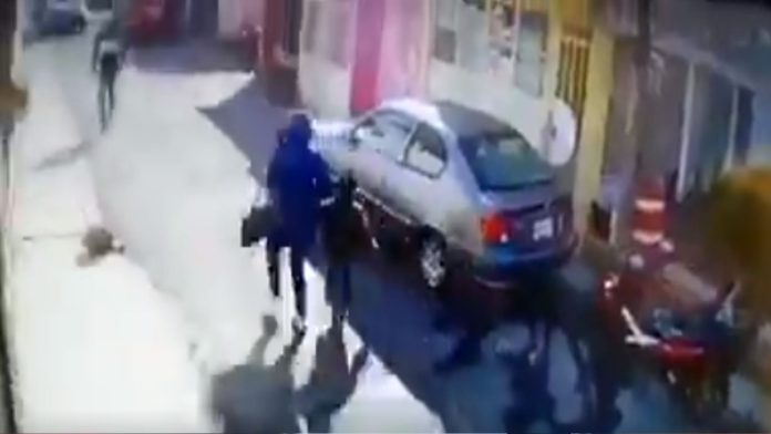 Video: Captan como secuestran a un menor de edad
