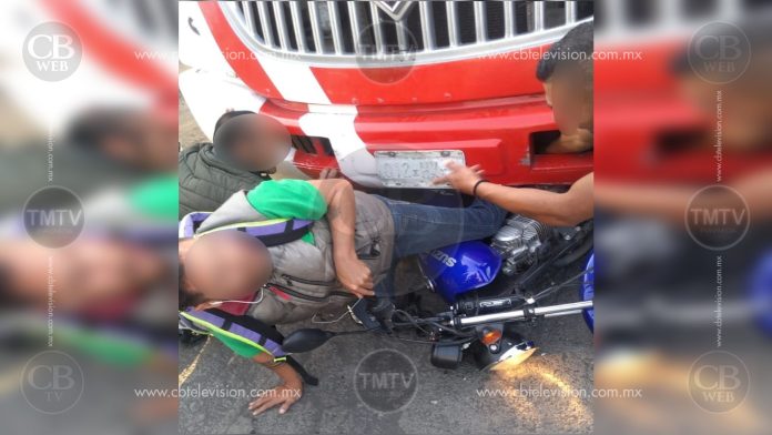 Morelia: Camión le prensa las piernas a motociclista; se salva de milagro