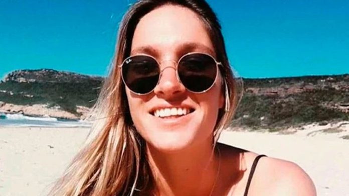 Maestra “supermodelo” es acusada de tener sexo con 5 alumnos