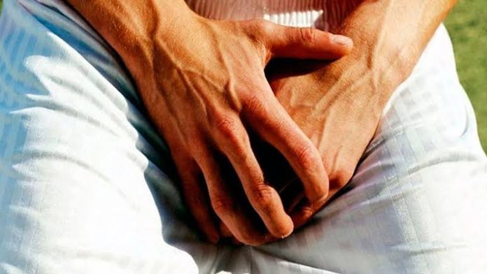 Mujer le apretó los testículos a su esposo por infiel y murió