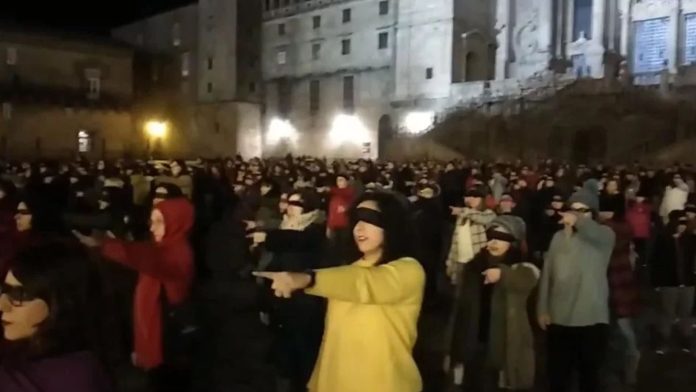 Mujeres entonan “Un violador en tu camino” y hombre las manda a la cocina