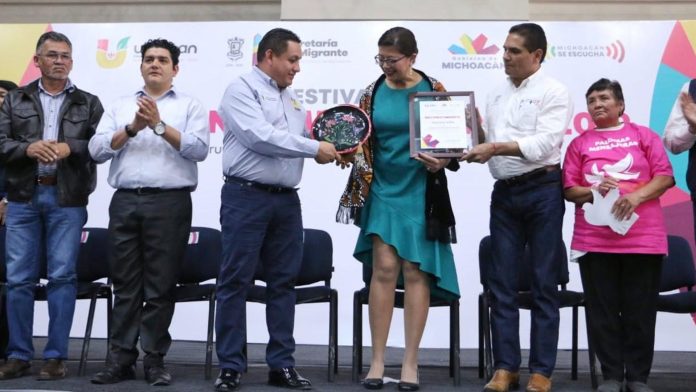 Víctor Manríquez refrenda su compromiso de apoyo a los migrantes