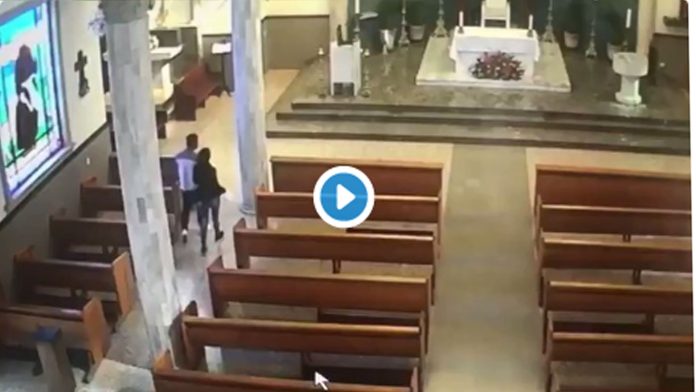 Video: Captan a pareja robándose la limosna de la iglesia
