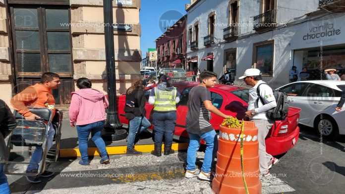Un vehículo choca contra el Congreso de Michoacán