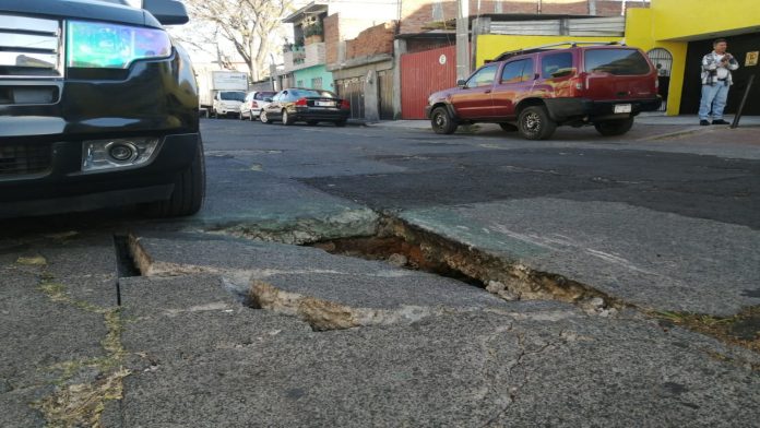 La calle se hunde en Lomas de Santiaguito