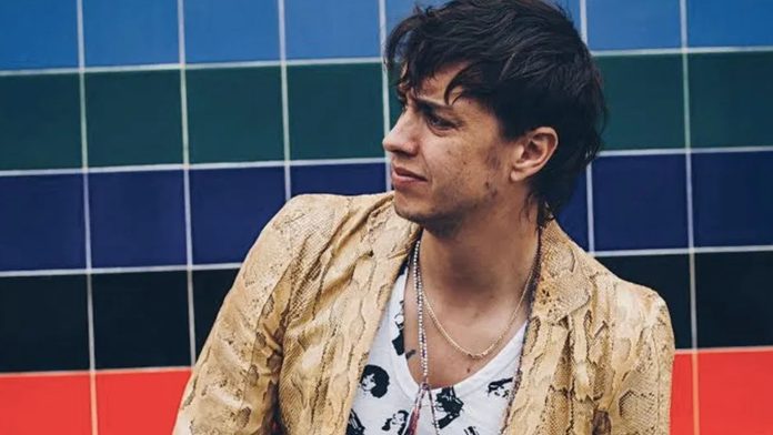 Julian Casablancas realiza cover de ‘Under Pressure’ en concierto