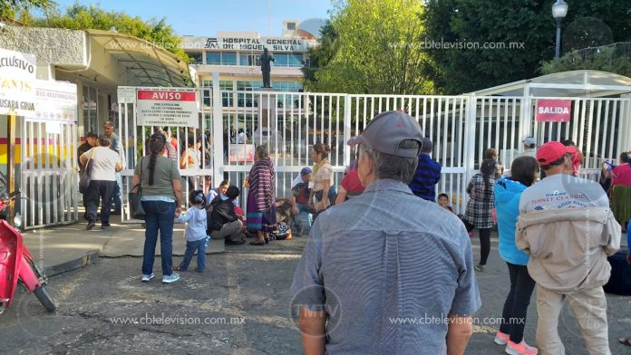 Larga e incómoda espera para los familiares de los pacientes del hospital Civil