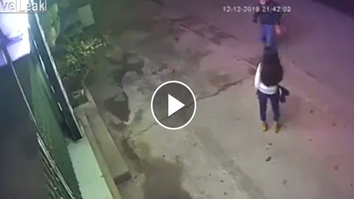 Video: Hombre se golpea en la cabeza con un ladrillo durante pleito con su novia