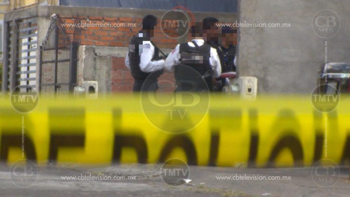 Lo balean al abrir la puerta de su casa; aún esta con vida