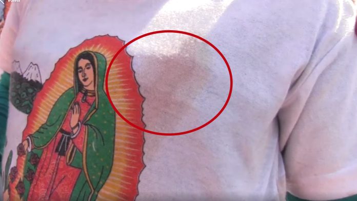 Video: Peregrinos aseguran que la Virgen se apareció en la playera de una niña