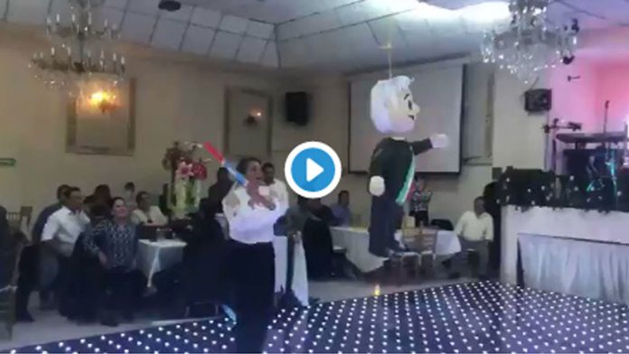 Video: Diputados del PRD rompen piñata de AMLO