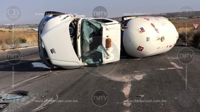 Vuelca pipa de gas en periférico de La Piedad