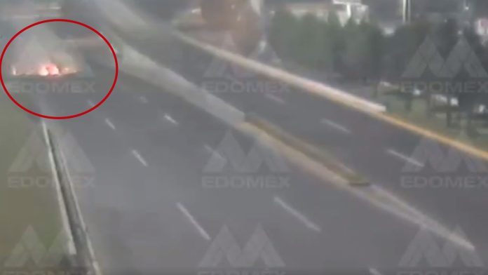 Video: Auto sale volando de un puente vehicular; mueren dos personas