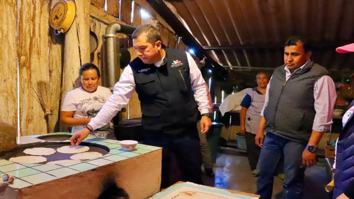 Habitantes de El Laurelito, agradecen estufas ecológicas de la Sedesoh