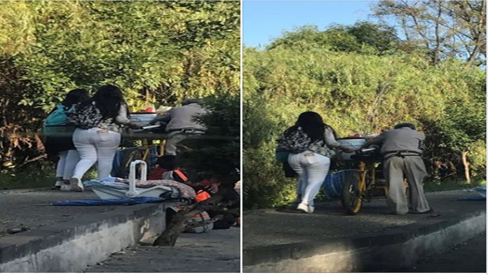 Estudiantes morelianas ayudan a abuelito a empujar su carrito de chicharrones