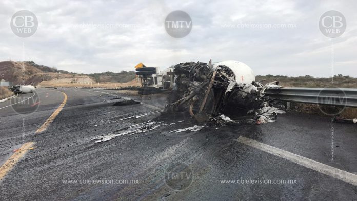 Chofer de pipa volcada con amoniaco termina calcinado