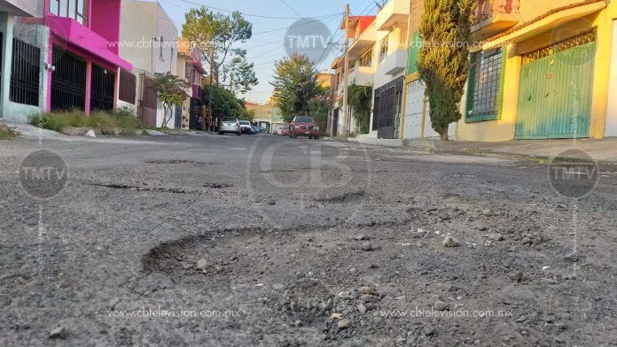 “Dos milímetros de pavimento”, expresaron vecinos inconformes con el estado de las calles de Xangari