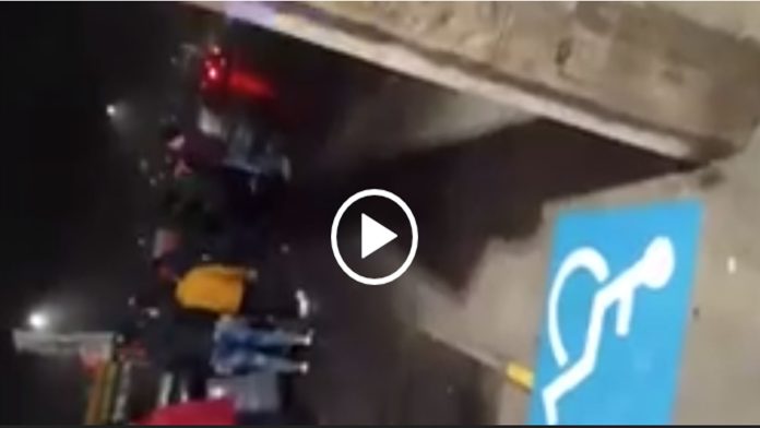 Videos: Mujer en estado de ebriedad causa estragos en Morelia
