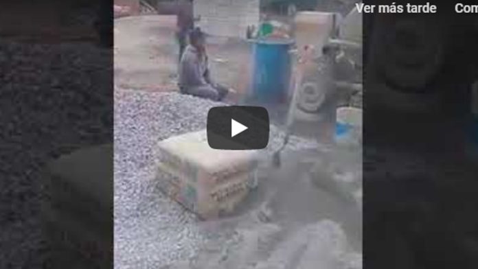 Video: Albañil invidente se guía con el tacto para trabajar