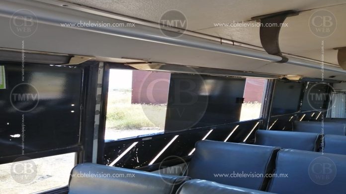 Con machete en mano agrede a pasajeros de microbús y destroza ventanillas