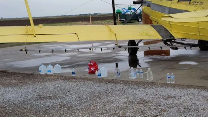 Iglesia “fumiga” con agua bendita a su comunidad con ayuda de avioneta