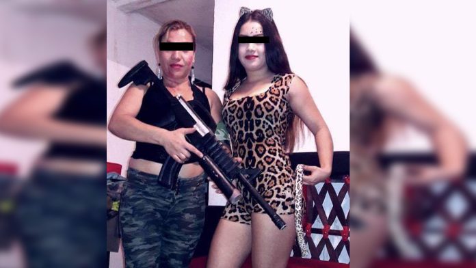 Madre e hija se toman fotos con armas falsas; terminan ejecutadas
