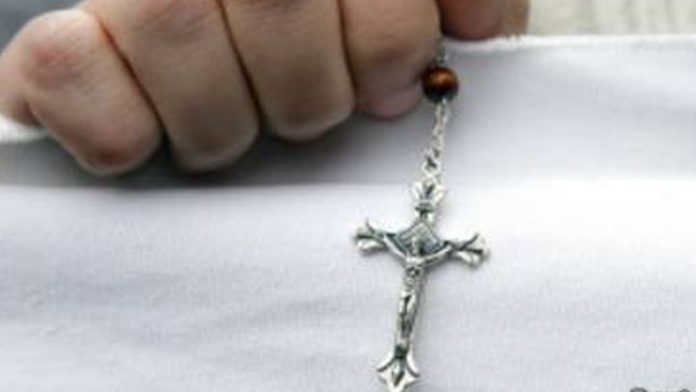 Adolescente asfixia con crucifijo a sacerdote que abusó de él y de su padre