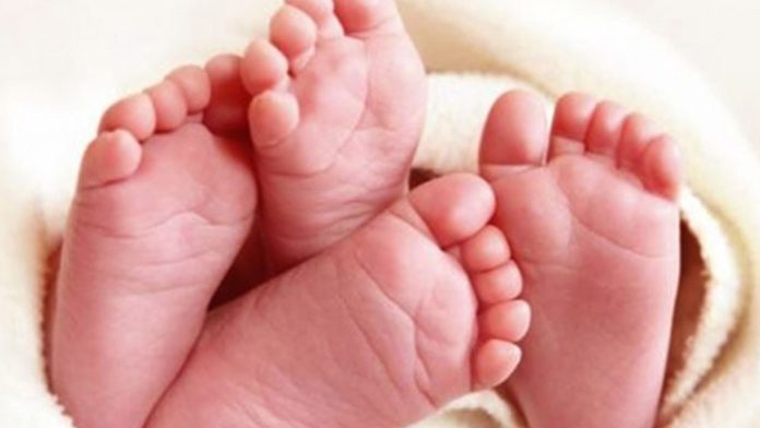 Adolescentes maltratan a sus bebés recién nacidos; uno muere
