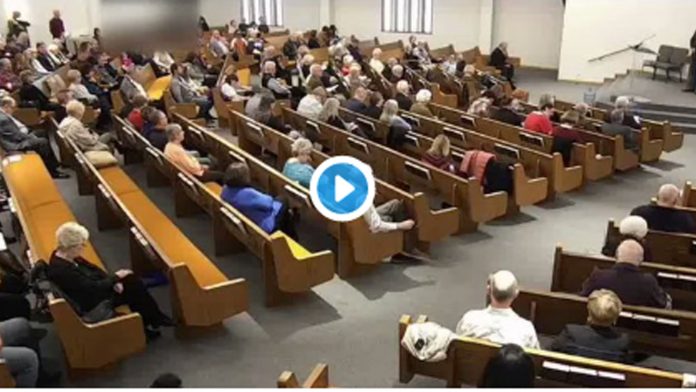 VIDEO (+18): Tiroteo en iglesia deja dos muertos; feligreses matan al autor del atentado