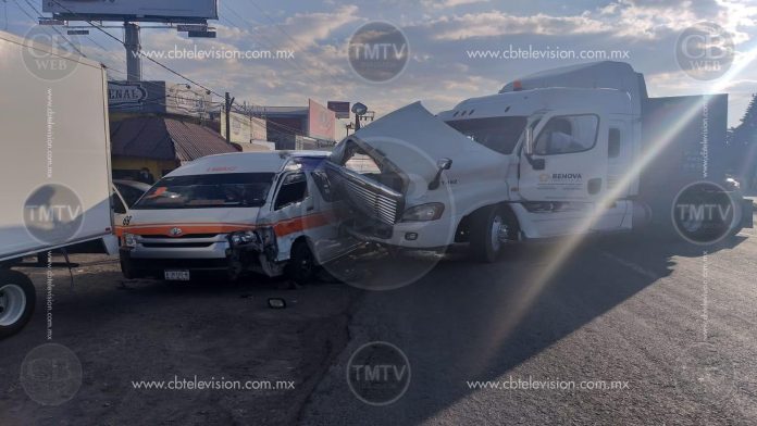 Doce lesionados deja choque entre tráiler y combi Naranja