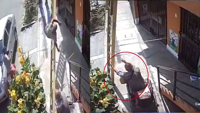 VIDEO (+18): Anciano en silla de ruedas tira a pintor de una escalera