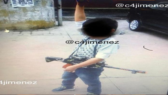 Hombre subía fotos de su hijo armado; lo asesinan