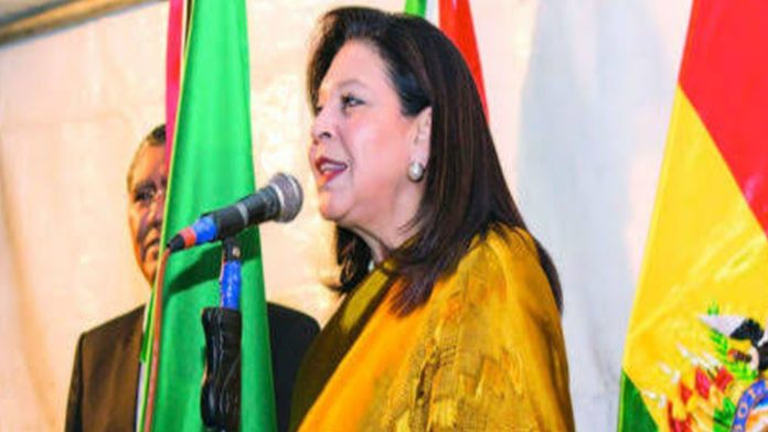 María Teresa Mercado, embajadora de México en Bolivia, abandonó este martes el país sudamericano luego de que fuera expulsada por el gobierno interino