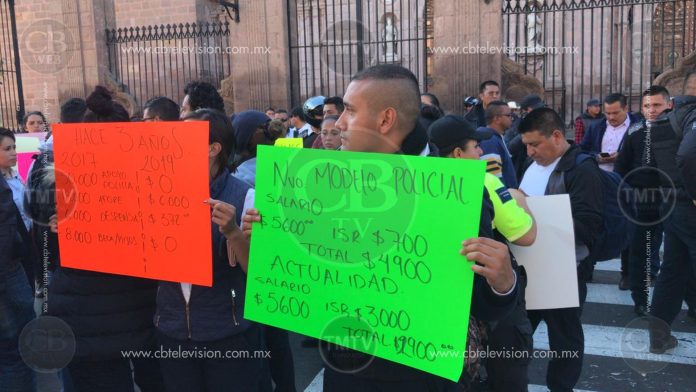 Marchan policías de Morelia por descuentos injustificados