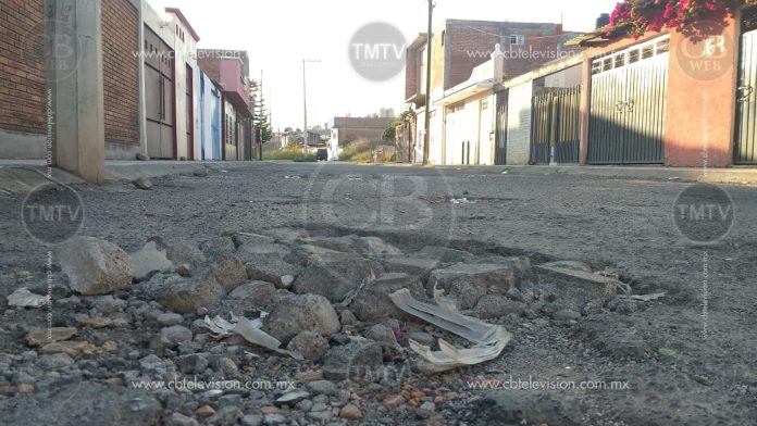 Ciudadanos viven día a día con el problema de baches