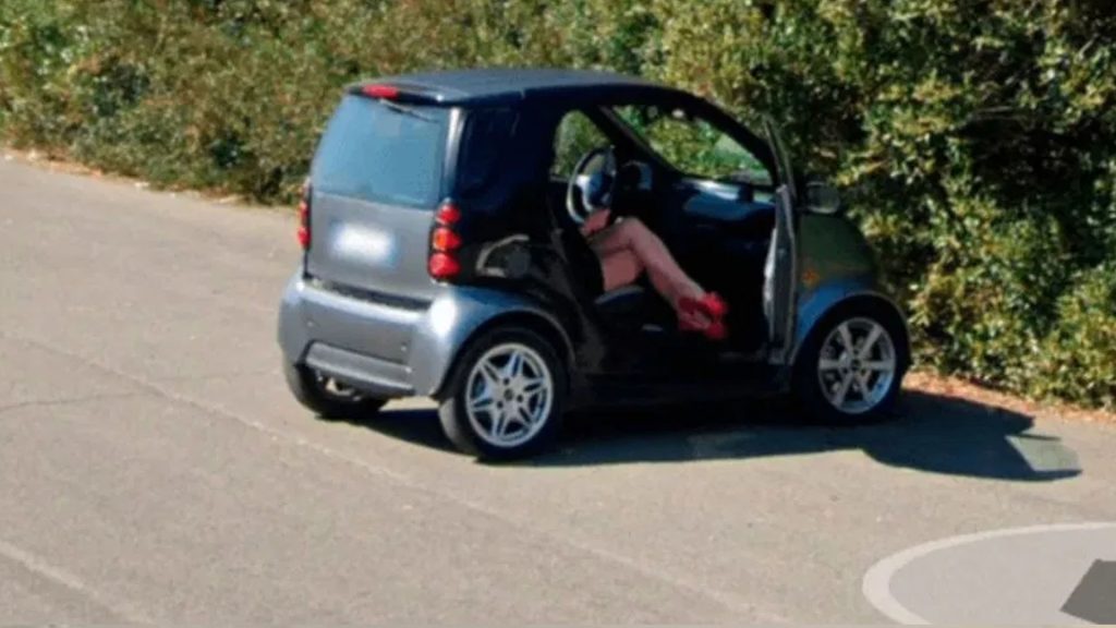 Google Maps capta a mujer tomándose “nudes” en la carretera 