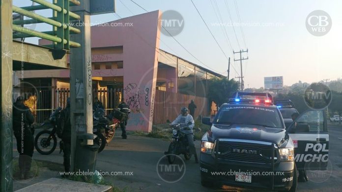 Se cuelga de la estructura de un salón de fiestas en el libramiento de Morelia