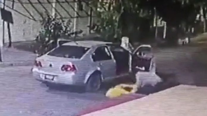 Video: Hombre golpea a mujer; ella se va con su agresor
