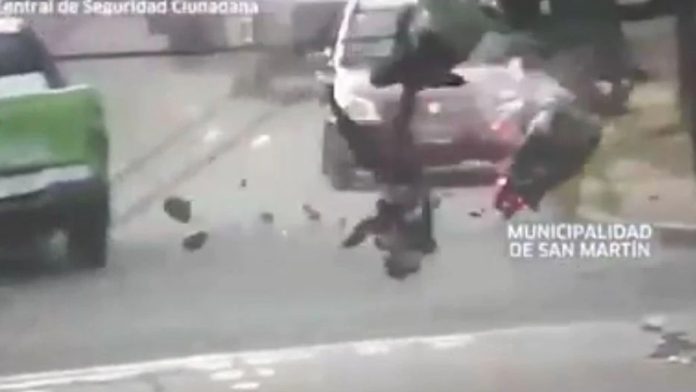 Video (+18): Asaltantes escapan en una motocicleta y salen volando tras chocar contra una patrulla