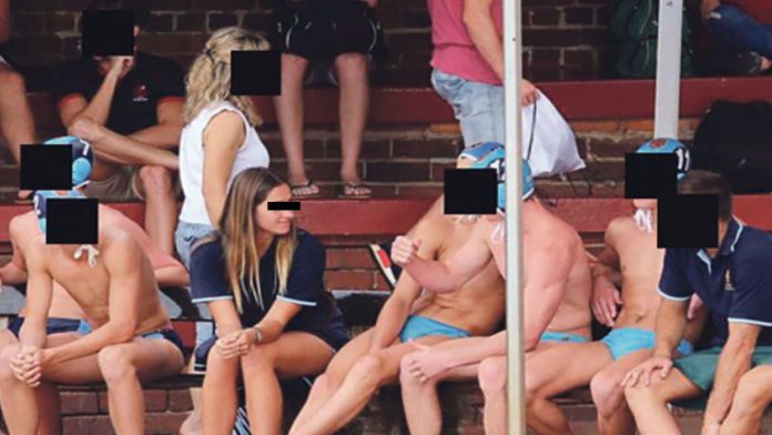 Suben a página para adultos videos de maestra que tuvo relaciones sexuales con 5 alumnos