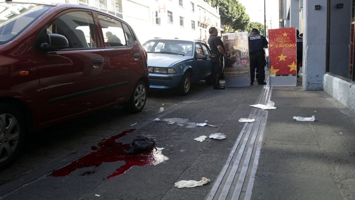 México: Mujer intenta suicidarse y cae sobre otra persona