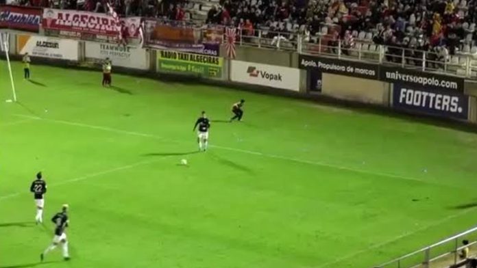 Video: Futbolista patea a niño recogebalones en el estómago